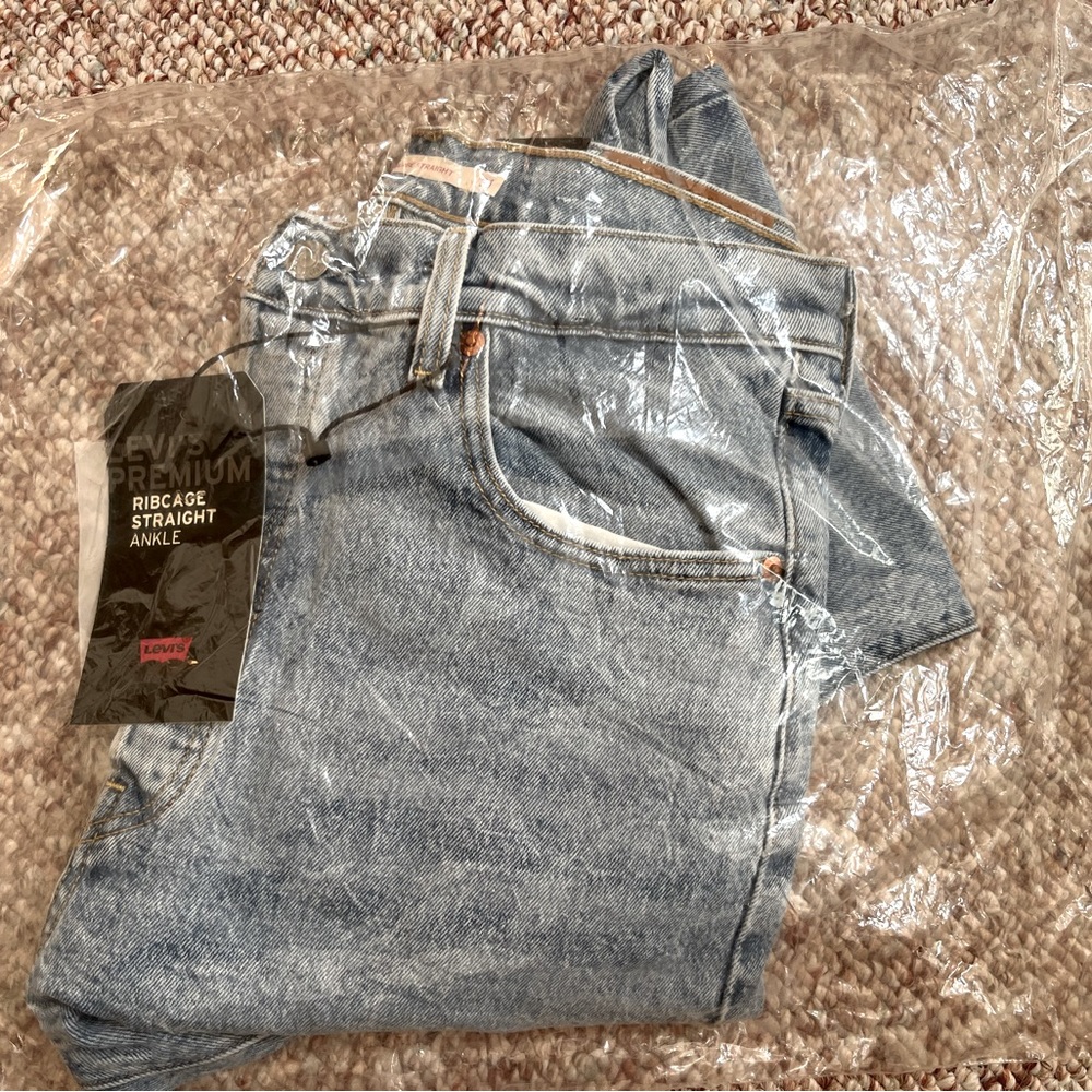 NWT Levi’s Ribcage Straight Ankle Jeans 31 Waist